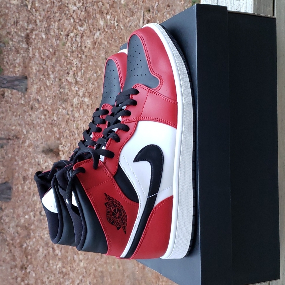 Used pair men shoes size 10.5 Jordan 1 mid colorway black,gym red